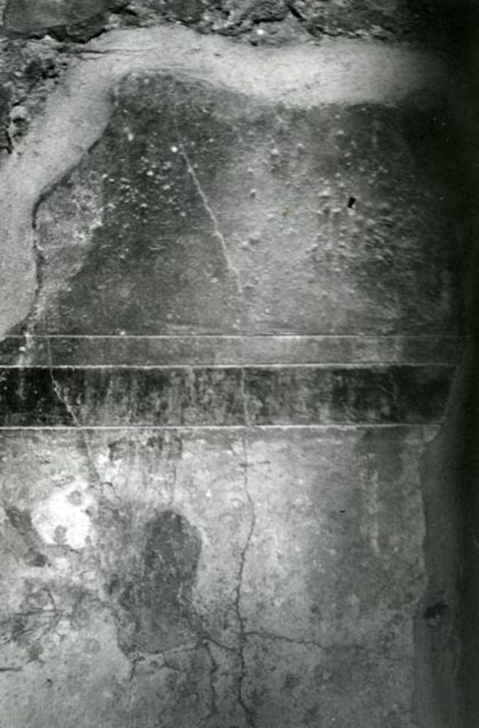 V.2.h Pompeii. 1972. Room i, entrance W wall, left of door.  
Photo courtesy of Anne Laidlaw.
American Academy in Rome, Photographic Archive. Laidlaw collection _P_72_20_33.

