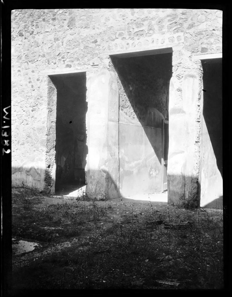 V.2.h Pompeii. W.1382. Looking towards three doorways on north side of atrium.
On the left is the doorway to cubiculum ‘b’, the entrance corridor is in the centre.
On the right is the doorway to cubiculum ‘c’.
Photo by Tatiana Warscher. Photo © Deutsches Archäologisches Institut, Abteilung Rom, Arkiv. 
