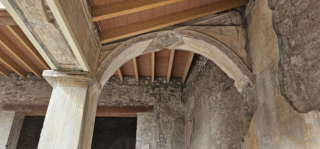 V.2.i Pompeii. December 2023. 
Room 23, north-east corner of peristyle with detail of stucco arch above portico. Photo courtesy of Miriam Colomer.
