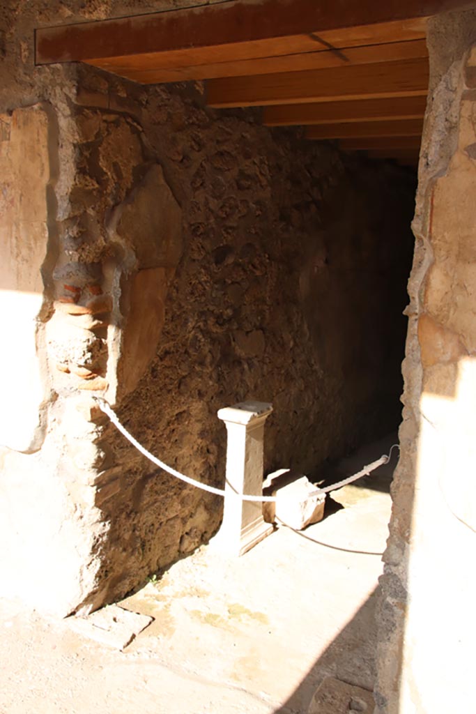 V.2.i Pompeii. October 2023. Corridor 22, looking east. Photo courtesy of Klaus Heese.
