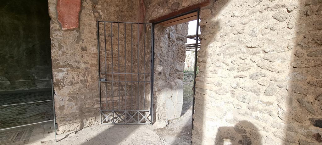 V.2.i Pompeii. December 2023. North-east corner of north portico with doorway to large garden 25. Photo courtesy of Miriam Colomer.