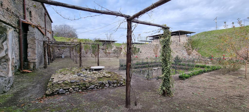 V.2.i Pompeii. December 2023. Garden area 25, looking north. Photo courtesy of Miriam Colomer.