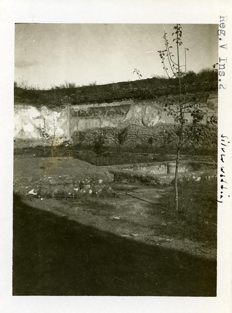 V.2.i Pompeii. Pre-1937-39. Room 25, looking north-east across large garden area.
Photo courtesy of American Academy in Rome, Photographic Archive. Warsher collection no. 009.
