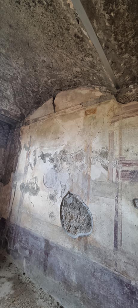 V.2.i Pompeii. December 2023. 
Room 4, south wall. Photo courtesy of Miriam Colomer.

