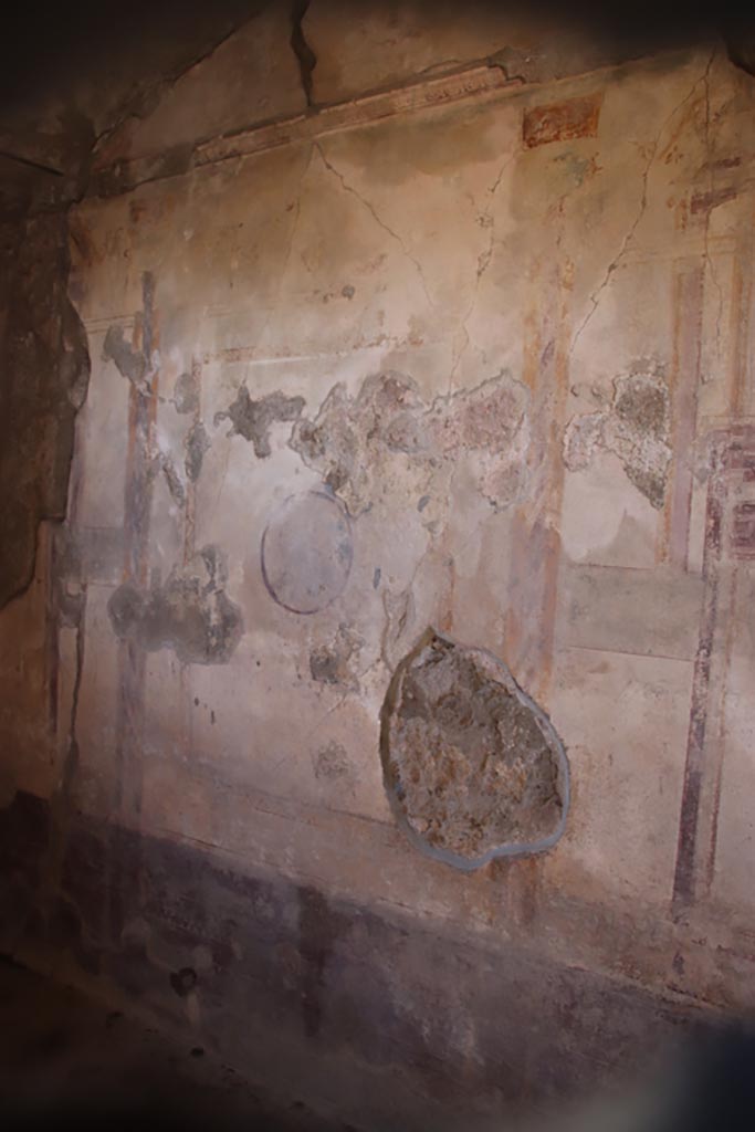 V.2.i Pompeii.  October 2023. Room 4, south wall. Photo courtesy of Klaus Heese.
