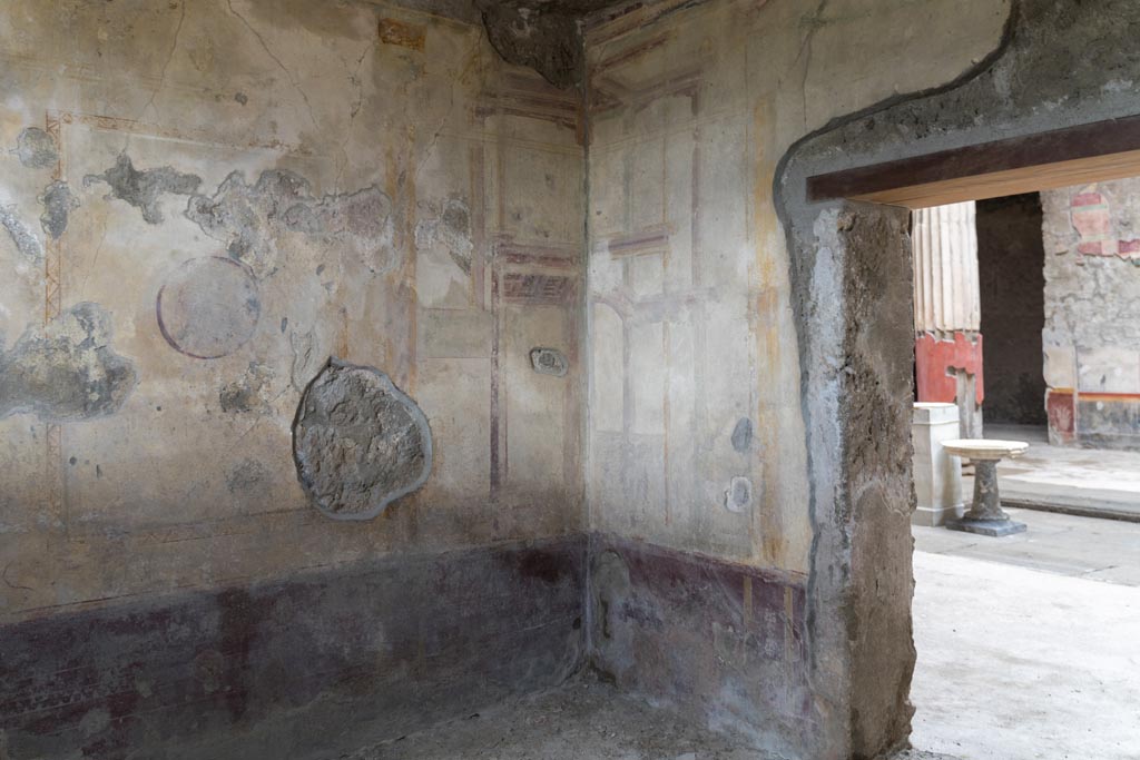V.2.i Pompeii. March 2023. 
Room 4, south wall and south-west corner of cubiculum, with doorway to atrium. Photo courtesy of Johannes Eber.

