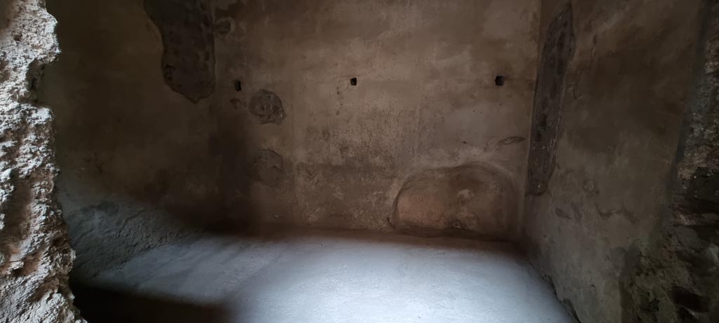 V.2.i Pompeii. December 2023. Room 2c, looking west through doorway and across flooring. Photo courtesy of Miriam Colomer.

