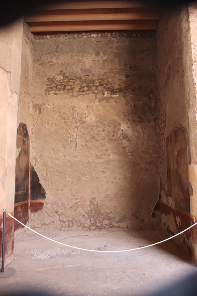 V.2.i Pompeii.  October 2023. 
Room 1, south-west corner of atrium with doorway to west ala 8. Photo courtesy of Klaus Heese.
