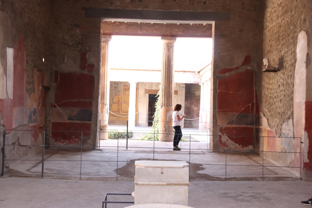 V.2.i Pompeii.  October 2023. Tablinum 7, looking south from atrium across tablinum onto peristyle. Photo courtesy of Klaus Heese.