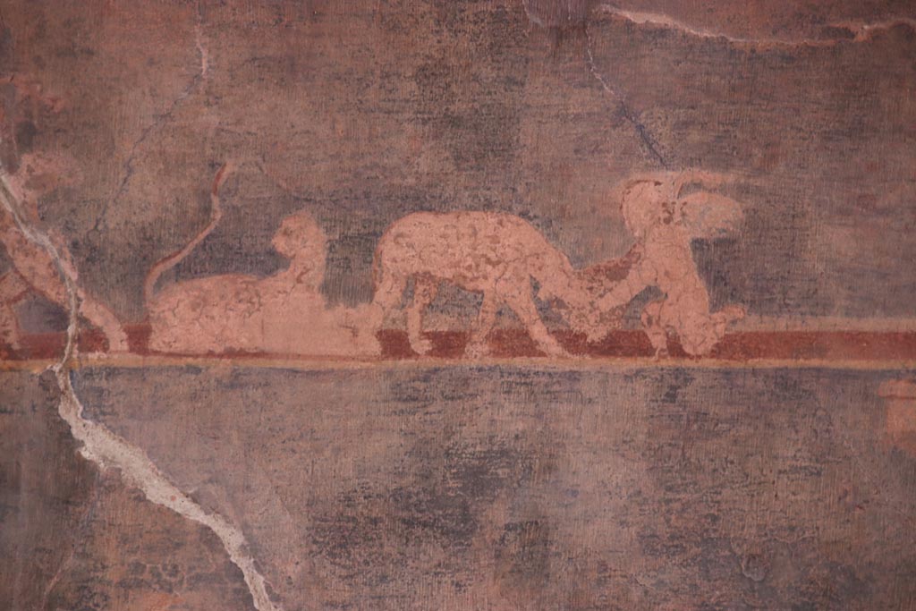 V.2.i Pompeii.  October 2023. Tablinum 7, detail of painted panel in predella on east wall at north end. Photo courtesy of Klaus Heese.