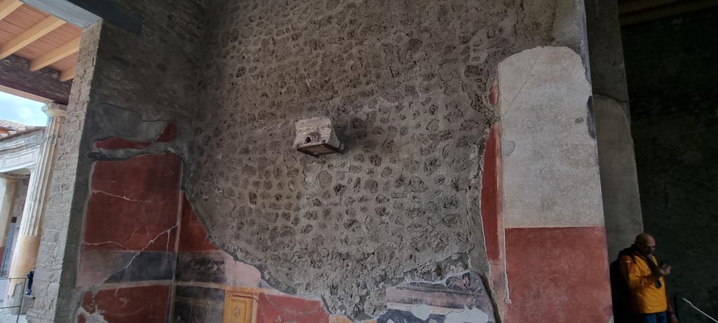V.2.i Pompeii. December 2023. Tablinum 7, with waterspout on display against west wall. Photo courtesy of Miriam Colomer.