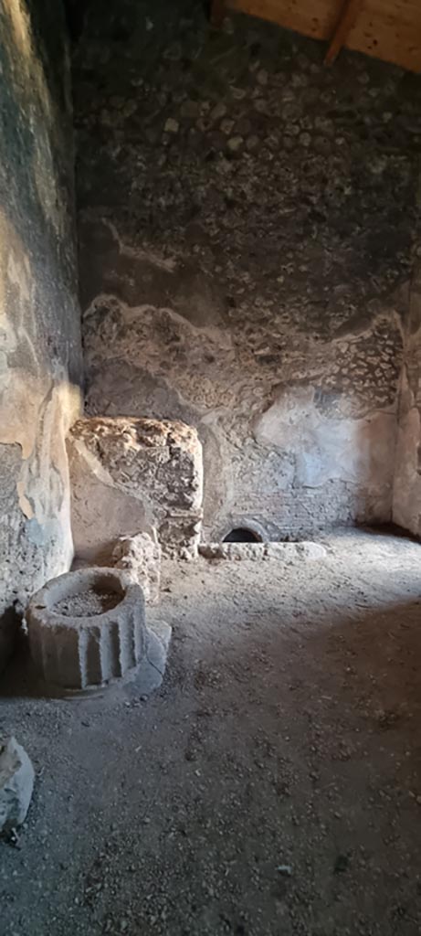 V.2.i Pompeii. December 2023.
Kitchen room 11, looking south along east wall Photo courtesy of Miriam Colomer.

