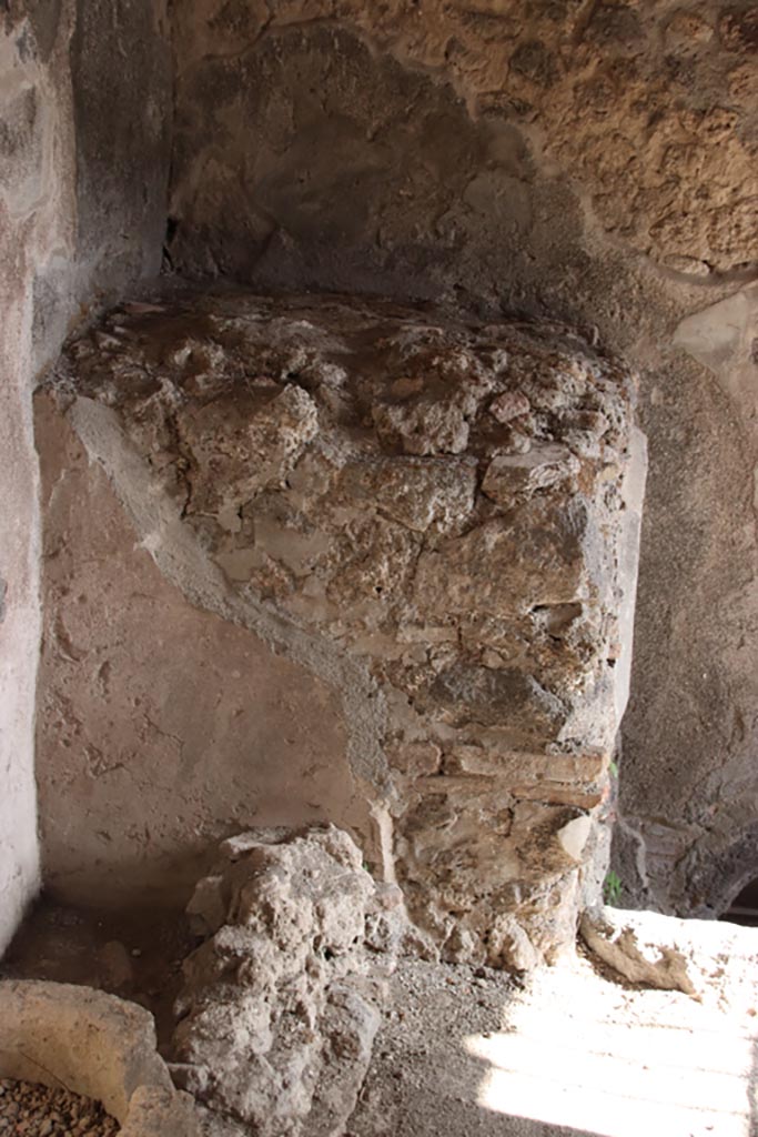 V.2.i Pompeii.  October 2023. 
Kitchen room 11, structure in south-east corner. Photo courtesy of Klaus Heese.
