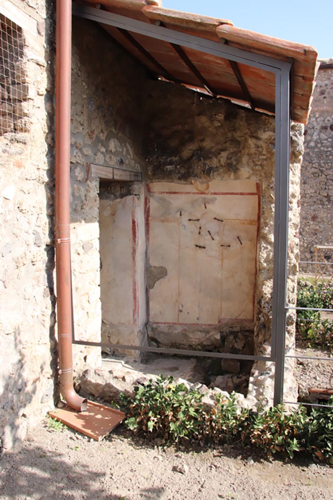 V.2.i Pompeii. October 2023. 
Room 13, looking towards south wall of latrine from garden area. Photo courtesy of Klaus Heese.
