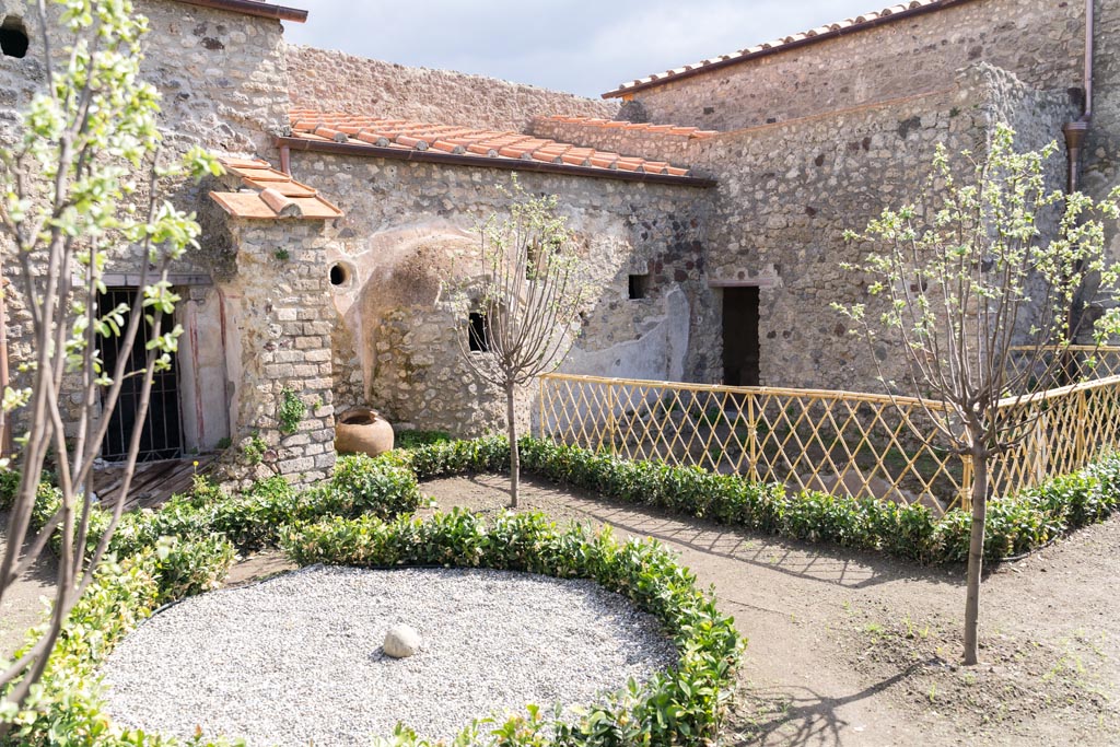 V.2.i Pompeii. March 2023. 
Room 12, garden area, looking south towards baths area with latrine on left. Photo courtesy of Johannes Eber.
