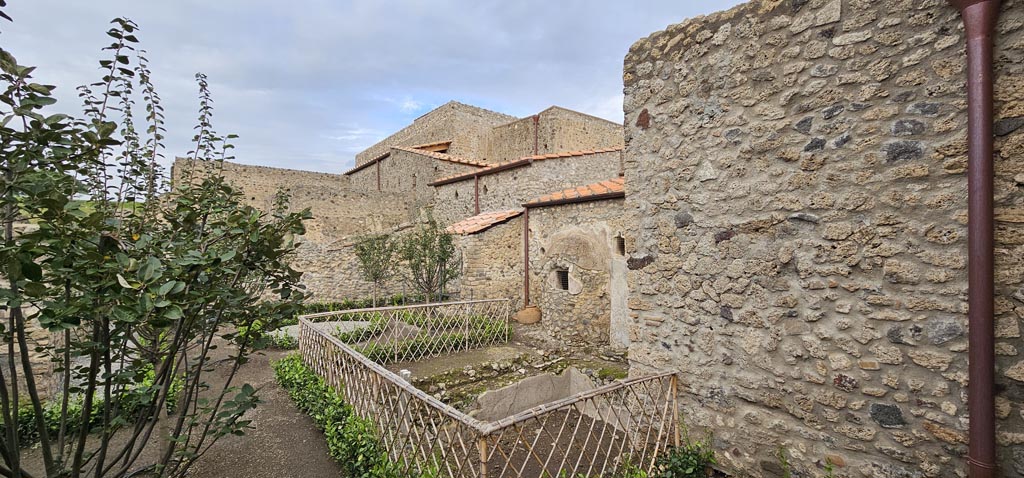 V.2.i Pompeii. December 2023. Room 12, garden area, looking north. Photo courtesy of Miriam Colomer.

