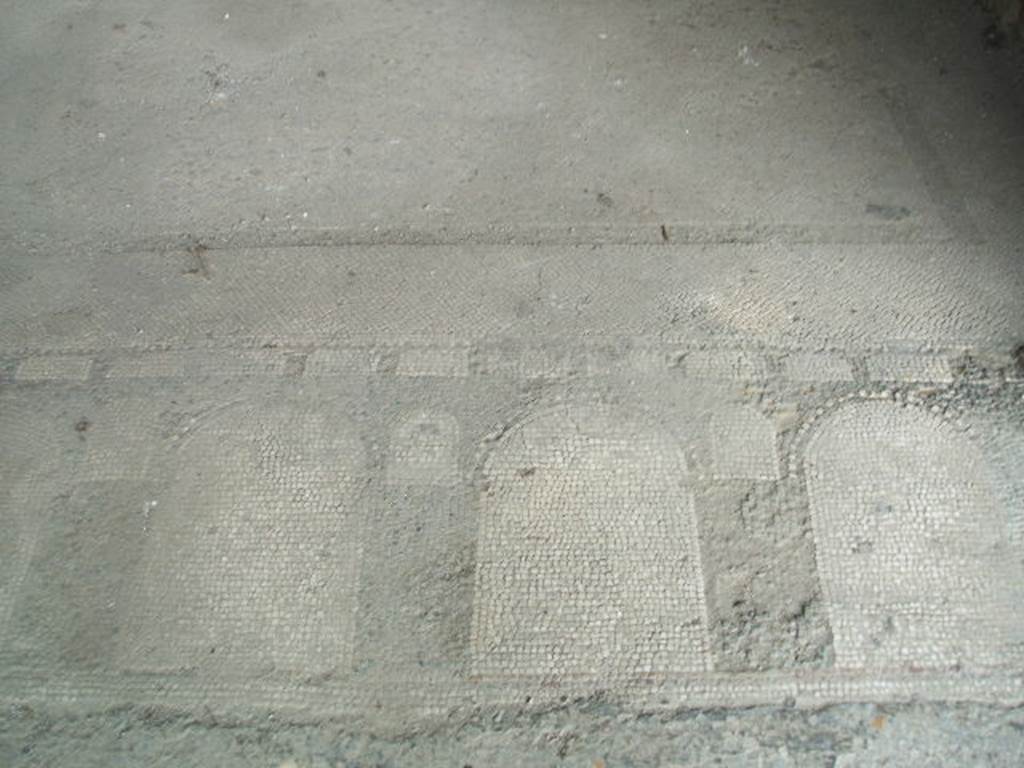 V.2.i Pompeii. May 2005. Room 14, detail of mosaic of aqueduct in room threshold.