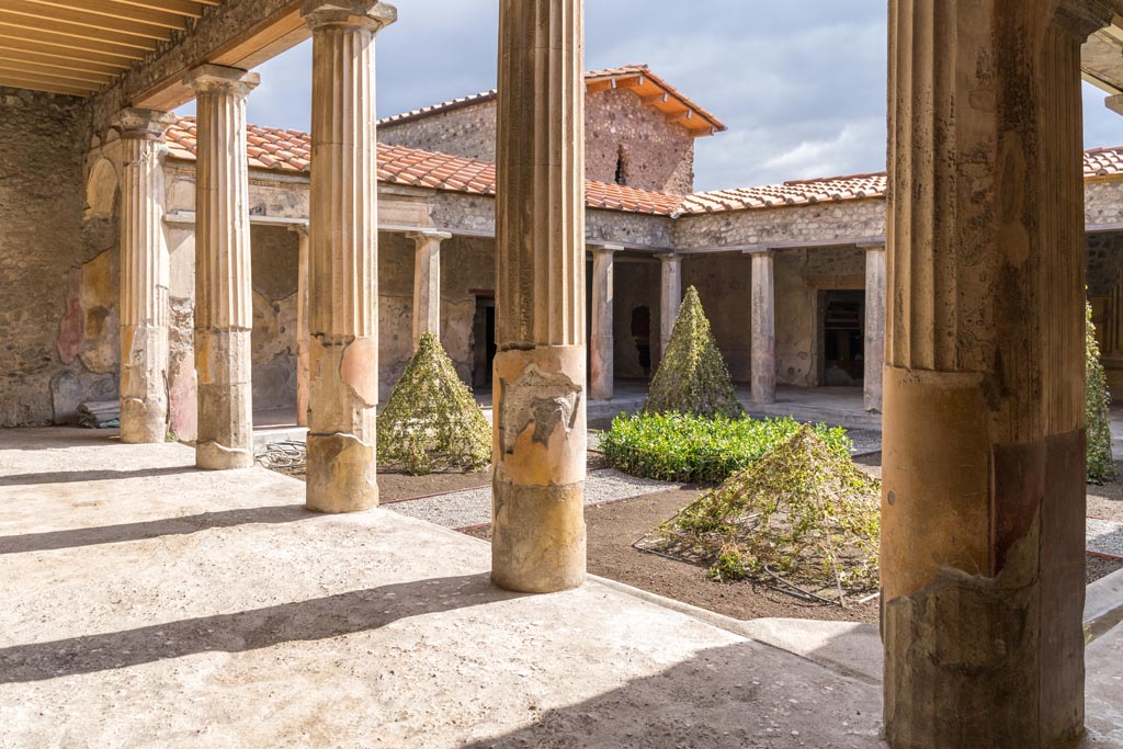 V.2.i Pompeii. March 2023. Looking east along north portico from north-west corner. Photo courtesy of Johannes Eber.
According to Jashemski –
“There was a gutter around the edges of the garden. 
In the north gutter there was a lead aqueduct pipe, which coming from the east, divided near the north-west column into two branches.
One was attached to the lower part of the large column and pilaster, the other was directed toward the kitchen and the pool connected with the bath.”
See Jashemski, W. F., 1993. The Gardens of Pompeii, Volume II: Appendices. New York: Caratzas. (p.113).


