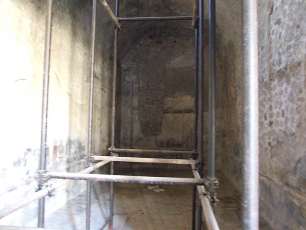 V.2.i Pompeii.  December 2007.  Room 17. Oecus on south west corner of peristyle.