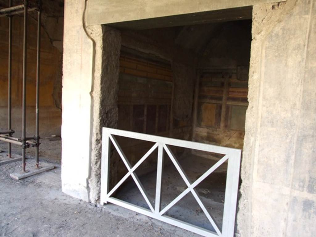 V.2.i Pompeii.  December 2007.  Room 18.  Bedroom or small dining room?