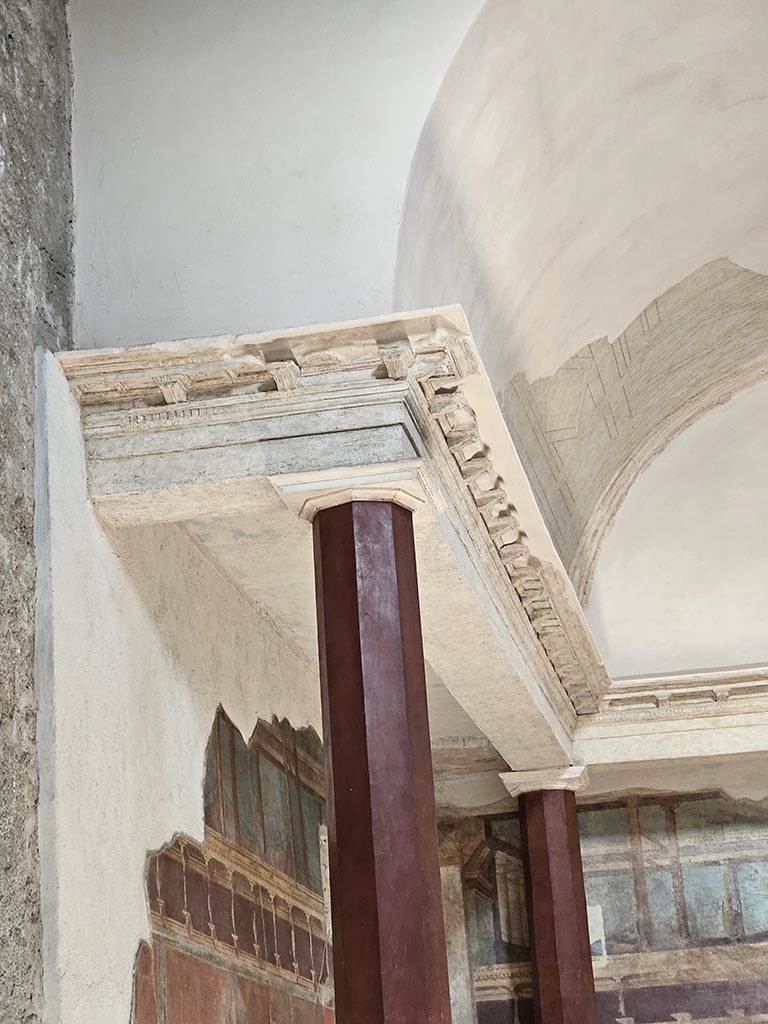 V.2.i Pompeii. November 2024. Oecus 21, detail from east side. Photo courtesy of Annette Haug.