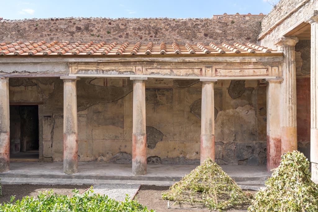 V.2.i Pompeii. March 2023. Room 23, Rhodian peristyle. Looking west in north-west corner. Photo courtesy of Johannes Eber.
