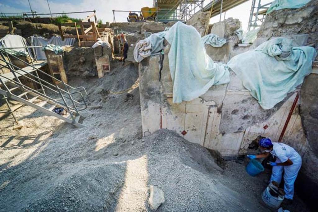 V.2.15 Pompeii. August 2018. Room A13 on south side of atrium A12 with white walls with a floral design.
Photograph © Parco Archeologico di Pompei.
