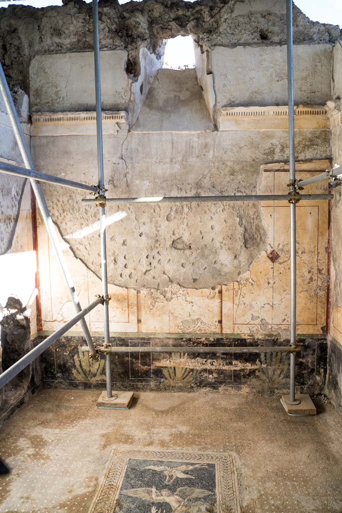 V.2, Pompeii. Casa di Orione. October 2021. 
Ala 13, looking towards south wall. Photo courtesy of Johannes Eber.
