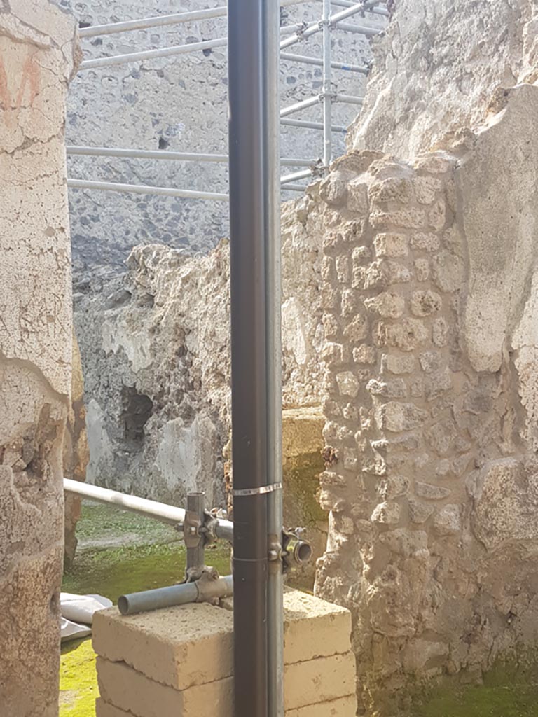 V.2.Pompeii. Casa di Orione. October 2022. 
Doorway from Vicolo dei Balconi into room A14, looking north-west. Photo courtesy of Klaus Heese.
