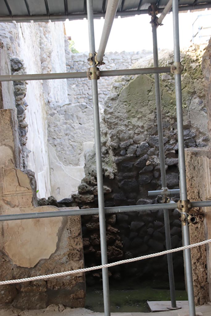 V.2 Pompeii. Casa di Orione. October 2022. 
Room A15, looking north from atrium through doorway at west end. Photo courtesy of Klaus Heese.
