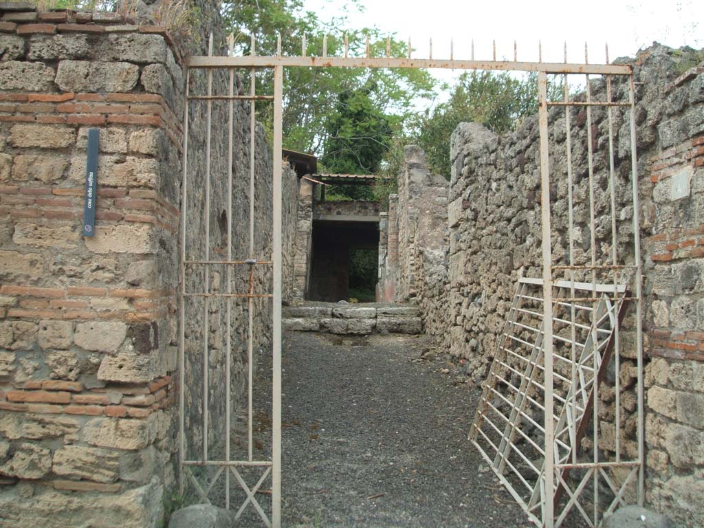 V.3.4 Pompeii, May 2005. Entrance doorway, and wide vestibule leading to steps.