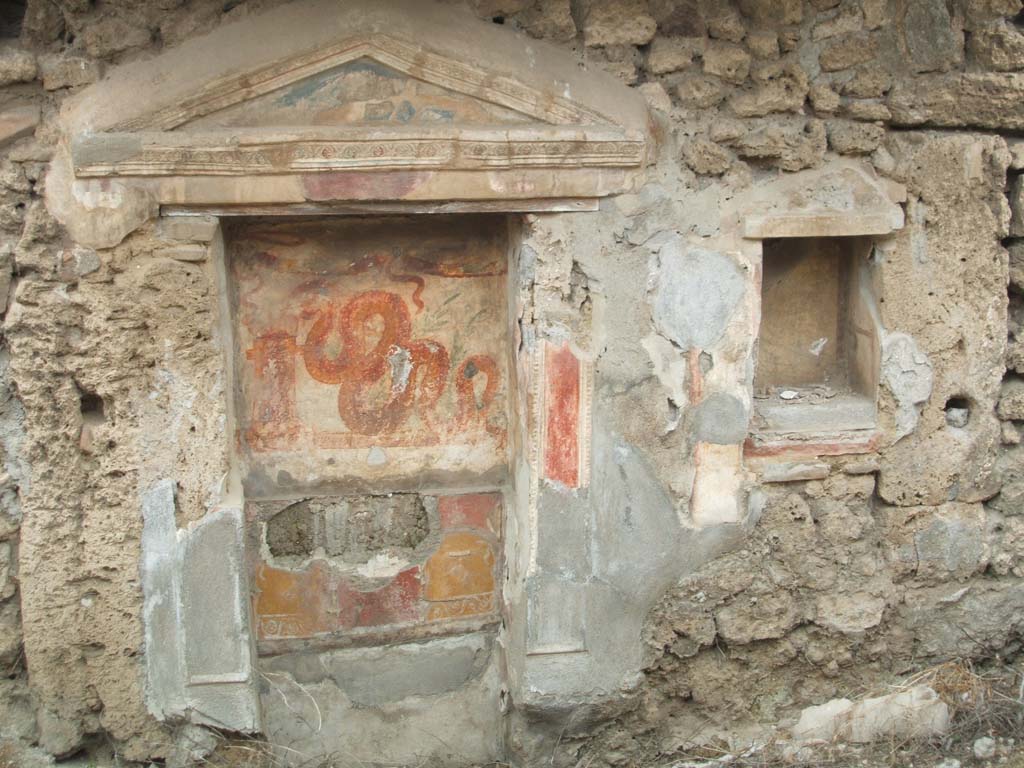 V.3.7 Pompeii. May 2005. West wall of garden area. Large aedicula lararium and small niche on the right.