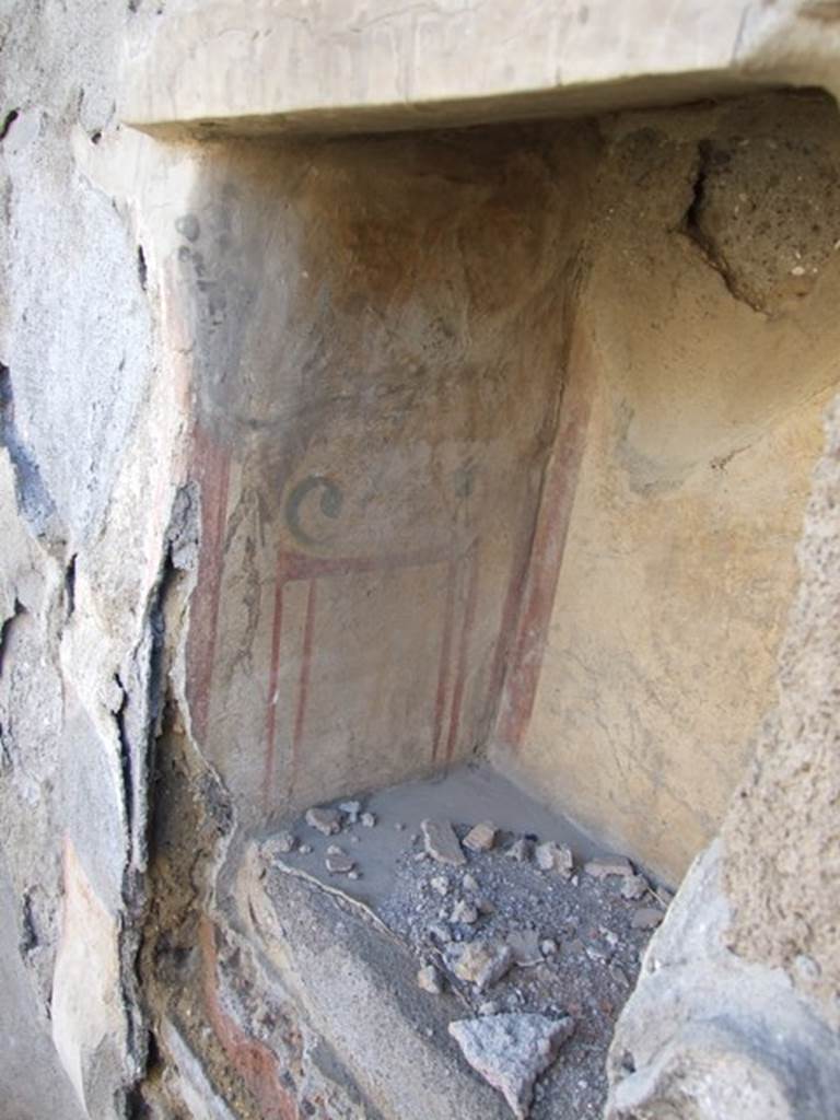 V.3.7 Pompeii. March 2009. Garden area, detail of south side of painted niche.  