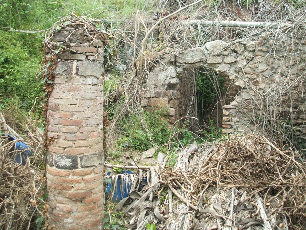 V.3.12 Pompeii. May 2005. Looking north to small room or storeroom 4.
According to PPM, when discovered the column would have been painted as “fake marble”.