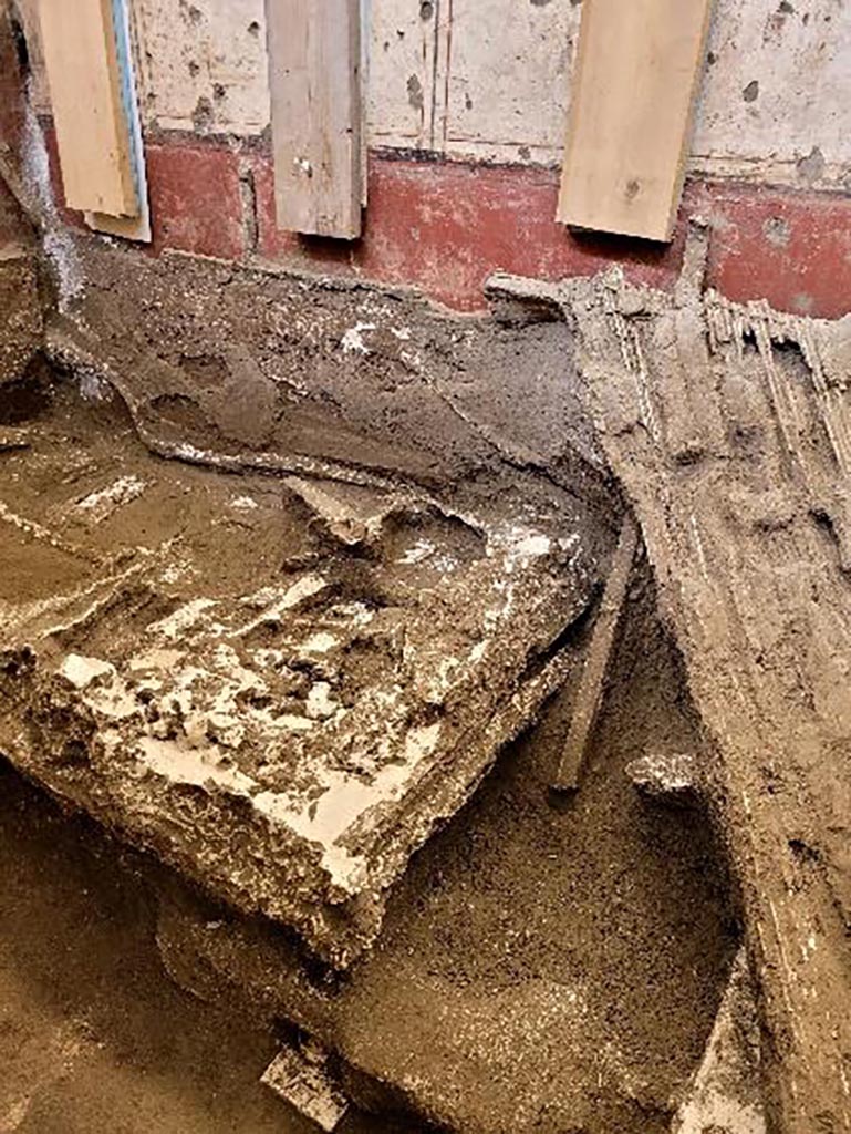 V.3.14 Pompeii. August 2022. Room 16. Letto 1.
Wooden wedge below the foot of the bed.
Zeppa di legno al di sotto del piede del letto.
Photograph © Parco Archeologico di Pompei.

