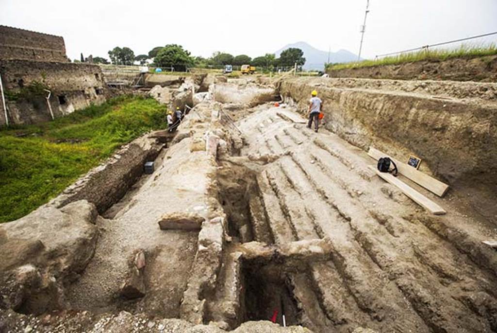 V.3 Pompeii. June 2018. Excavations in progress in V.3 with Vicolo dei Balconi and V.2.i to the left.

Scavi in corso in V.3 con Vicolo dei Balconi e V.2.i a sinistra.

Photograph © Parco Archeologico di Pompei.
