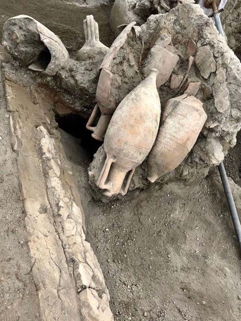 V.3 Pompeii. June 2018. Amphorae found on the balcony of one of the houses with balconies. They are upside down as if put out for drying. 

Anfore trovate sul balcone di una delle case con balconi. Sono sottosopra come se fossero messi fuori per l'essiccazione.

Photograph © Parco Archeologico di Pompei.
