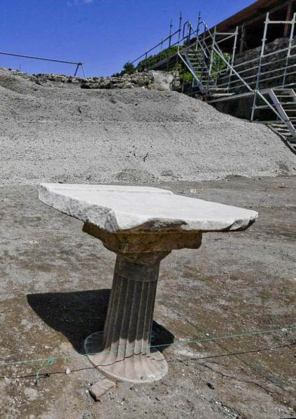 V.3 Pompeii. Casa del Giardino. May 2018. Centre of the garden. Fluted pillar, with a large piece of marble slab on top.
This pillar probably originally supported a stone basin (labrum) and was later reused as a support for a tabletop.
Centro del giardino. Colonna scanalata, con un grande pezzo di lastra di marmo sulla parte superiore.
Questo pilastro probabilmente originariamente sosteneva un bacino di pietra (labrum) e fu successivamente riutilizzato come supporto per un tavolo.
Photograph © Parco Archeologico di Pompei.