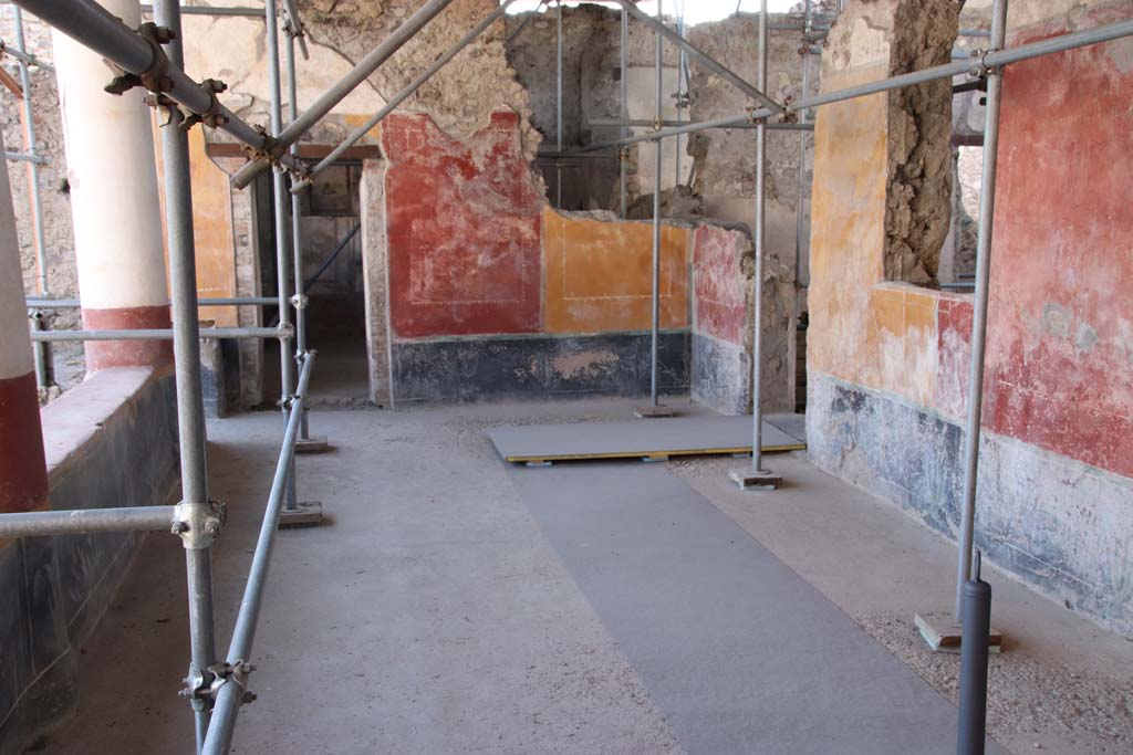 V.3 Pompeii. Casa del Giardino. September 2021.
Portico 10, looking west to room 7, on left, and doorway to atrium 5, centre right. Photo courtesy of Klaus Heese.
