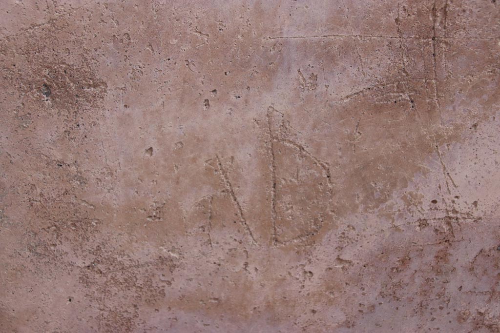 V.3 Pompeii. Casa del Giardino. October 2022. Graffiti on south wall of entrance corridor/fauces. Photo courtesy of Klaus Heese.