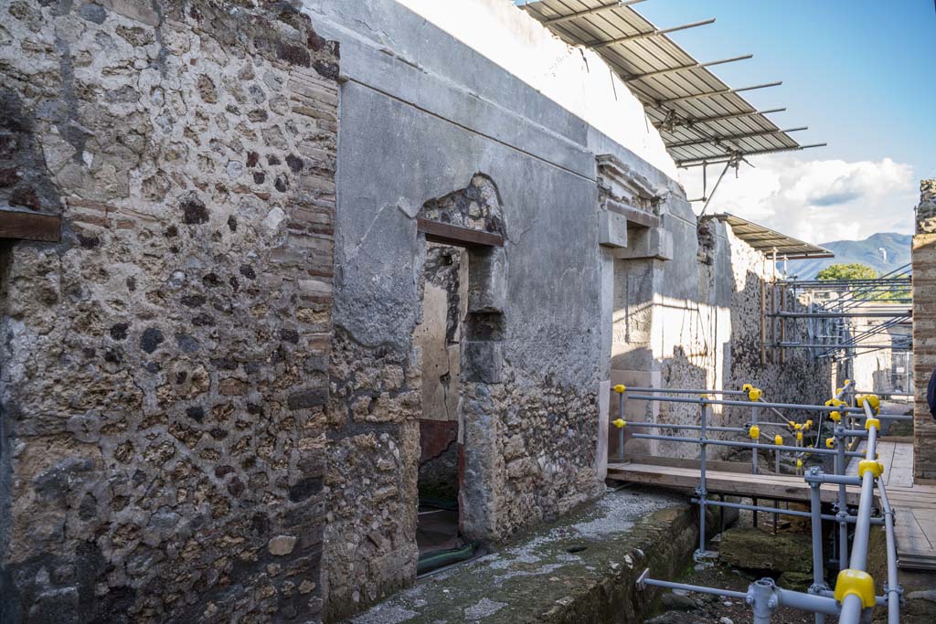 V.3, Pompeii. Casa del Giardino. October 2021.
Looking south on Vicolo dei Balconi towards entrance doorway. Photo courtesy of Johannes Eber.