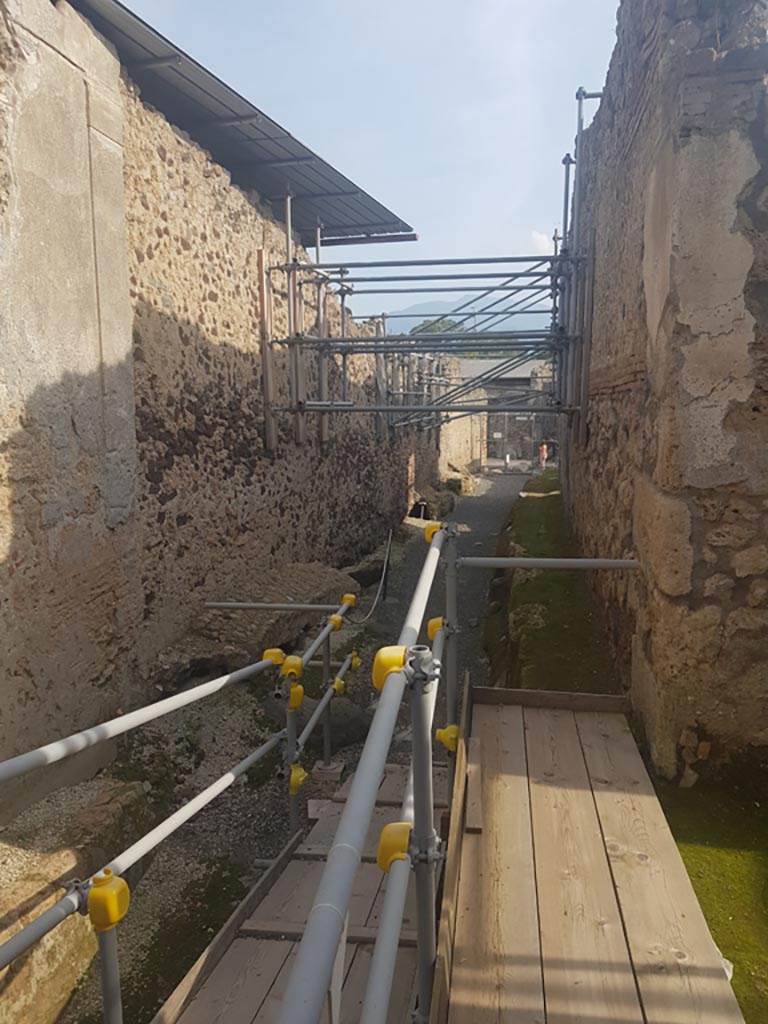 V.3, Pompeii. Casa del Giardino. October 2022.
Looking south in roadway from Casa del Giardino, on left. Photo courtesy of Klaus Heese.