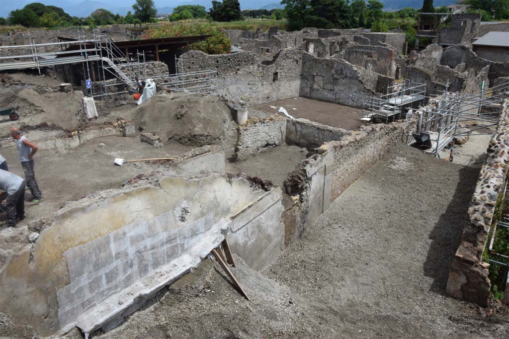 V.3 Pompeii. Casa del Giardino. 2018. Facade under excavation with entrance from the Vicolo dei Balconi.
The housing complex had its main access from the Vicolo dei Balconi, through a monumental doorway with two capitals and a masonry cornice.
Il complesso abitativo aveva il suo accesso principale dal vicolo dei Balconi, attraverso una porta monumentalizzata da due capitelli “a dado” e da una cornice in muratura.
Photograph © Parco Archeologico di Pompei.