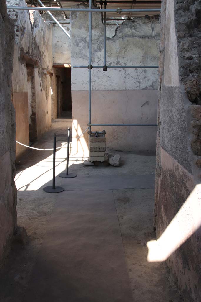V.3 Pompeii. Casa del Giardino. September 2021.
Looking east from entrance corridor/fauces, across atrium. Photo courtesy of Klaus Heese.