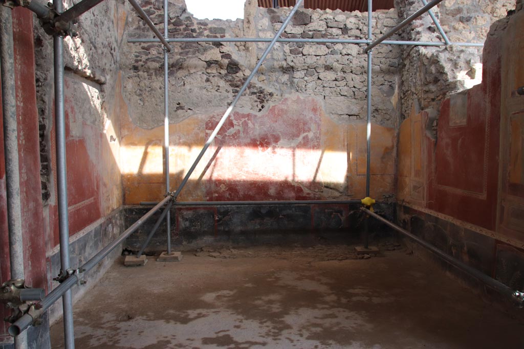 V.3 Pompeii. Casa del Giardino. October 2022. Room 1, looking east. Photo courtesy of Klaus Heese.