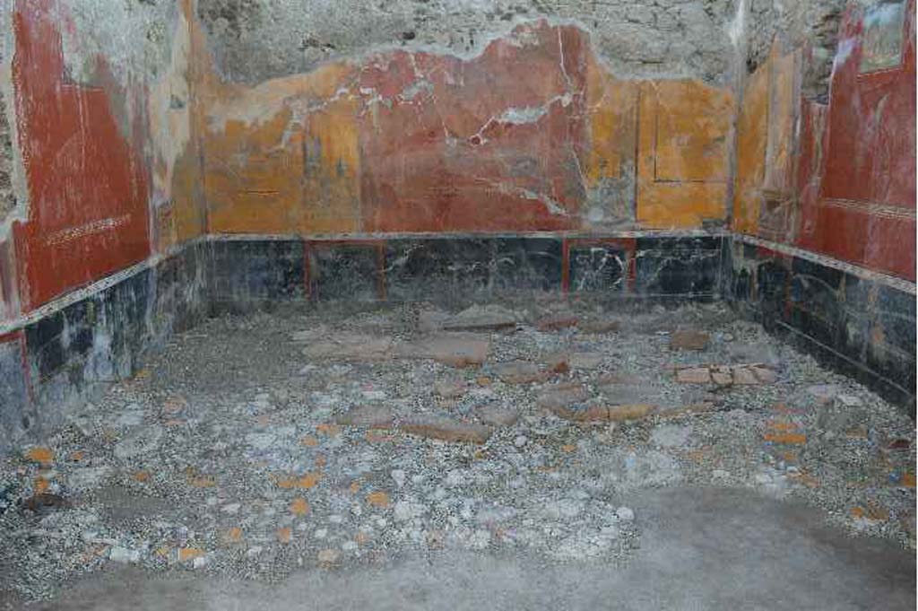 V.3 Pompeii. Casa del Giardino. 2018. Ambiente 1, view to the east wall. Both the portico and the rooms that faced it have a rich fresco decoration. In
particular, a room has been excavated with in the middle of one wall is a painted architectural decoration, an idyllic-sacral picture, with cult scenes in a woodland environment. Similar paintings, but in a worse state of preservation, decorated two more walls of the same room.
Ambiente 1, vista sulla parete est. Sia il portico, sia le stanze che vi si affacciavano, presentano una ricca decorazione ad affresco. In particolare, una stanza ha restituito, al centro di una parete con finta decorazione architettonica, un quadretto idillico-sacrale, con scene di culto in un ambiente boschivo. Quadretti analoghi, ma in peggiori condizioni di conservazione, decoravano altre due pareti della stessa stanza.
Photograph © Parco Archeologico di Pompei.
