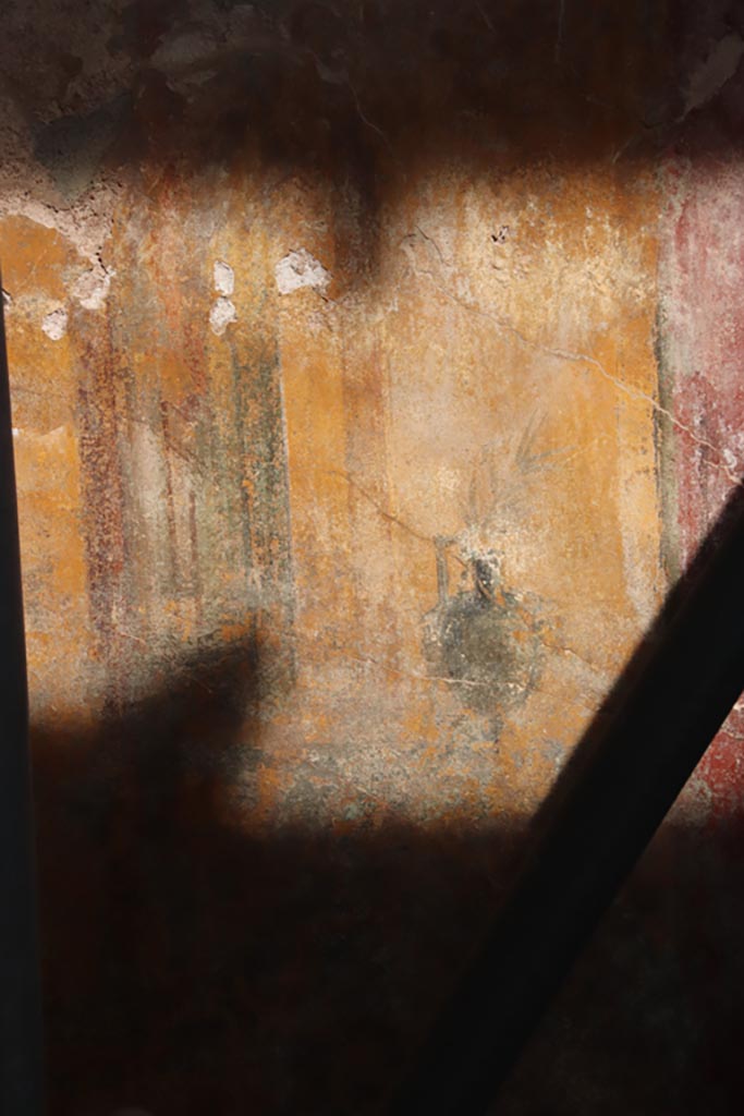 V.3 Pompeii. Casa del Giardino. October 2022.
Room 1, detail from east wall at north end. Photo courtesy of Klaus Heese.