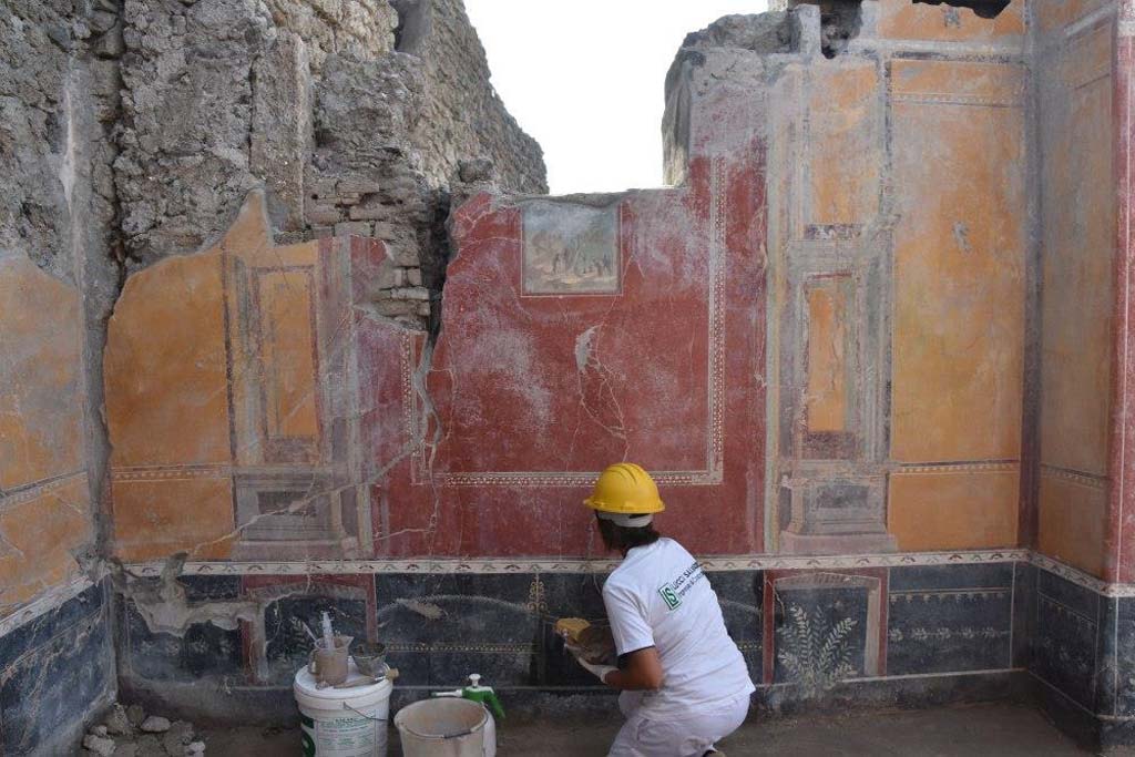 V.3 Pompeii. Casa del Giardino. October 2018. Ambiente 1, south wall, with sacred landscape.
Ambiente 1, parete sud, con paesaggio sacro.
Photograph © Parco Archeologico di Pompei.