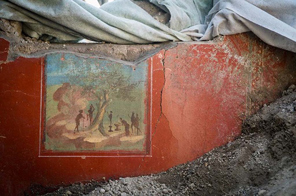 V.3 Pompeii. Casa del Giardino. June 2018. Sacred landscape found during excavations.
In the rooms north of the garden rather devastated by the excavations of the eighteenth century, was a picture depicting a scene of sacrifice at a rural sanctuary.
Paesaggio sacro trovato durante gli scavi.
Nelle sale a nord del giardino piuttosto devastate dagli scavi del XVIII secolo, c’era un quadro raffigurante una scena di sacrificio in un santuario rurale.
Photograph © Parco Archeologico di Pompei.