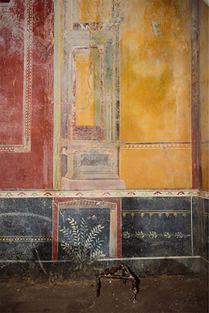 V.3 Pompeii. Casa del Giardino. January 2019.
Room 1, south wall, west end. A tripod is on the floor.
Ambiente 1, parete sud, estremità ovest. Un treppiede è sul pavimento.
Photograph © Parco Archeologico di Pompei.